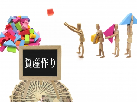 人形がブロックを投げ積み上げている画像