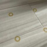 賃貸物件に住んでいて床にできた色じみ！